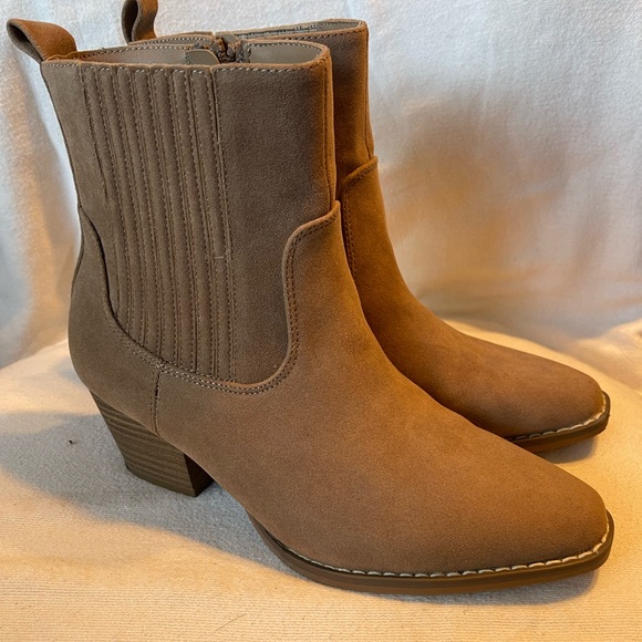 UNIVERSAL THREAD ANKLE BOOTS - Picture 1 of 6